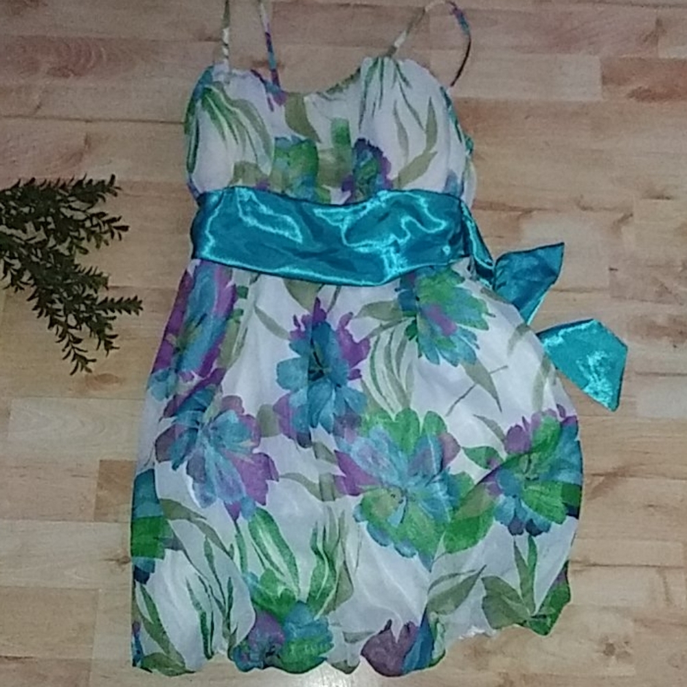 Chesley Floral bubble Mini Dress Spaghetti Straps Size M (juniors)